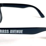 Černé sluneční brýle s nápisem Brass Avenue na straničce