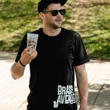 Muž v černém tričku Brass Avenue, kšiltovce a slunečních brýlích s kelímkem v ruce