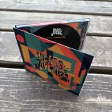 Rozevřené CD We Will Brass You s barevným obalem na dřevěném stole