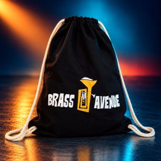 Černý bavlněný batůžek se šňůrkami a logem Brass Avenue s trubkou na pódiu