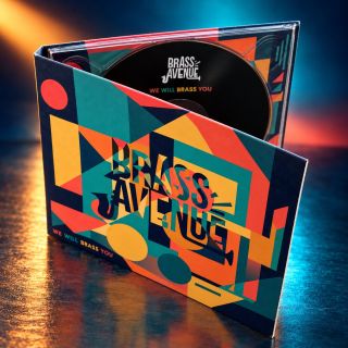 Rozevřené CD We Will Brass You s barevným obalem na pódiu v záři reflektorů