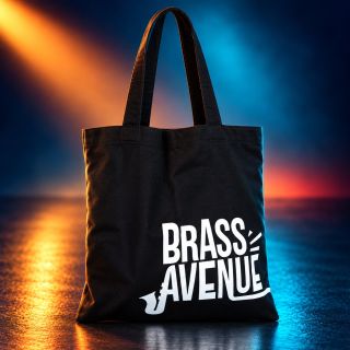 Černá plátěná taška s velkým potiskem loga Brass Avenue na pódiu