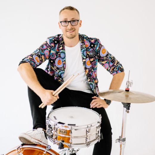 Zdeněk Borecký s paličkami u bicí soupravy