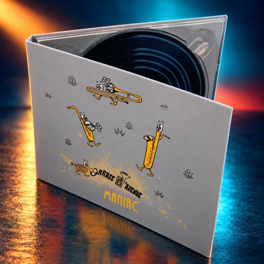 Rozevřené CD Maniac s kreslenými dechovými nástroji na pódiu v záři reflektorů