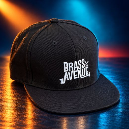 Černá kšiltovka s vyšitým logem Brass Avenue na pódiu