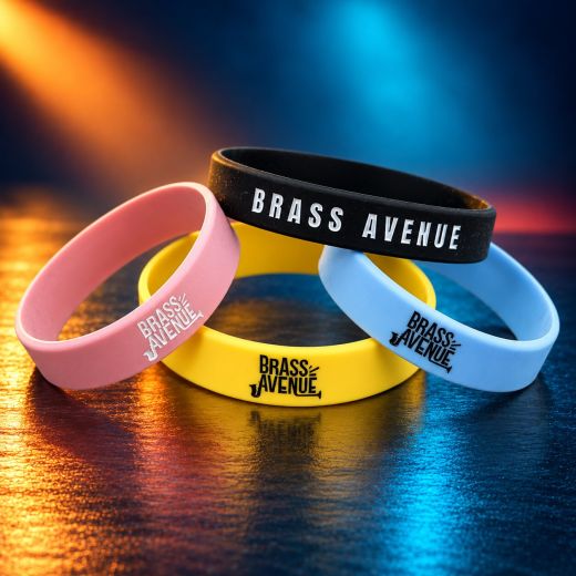 Silikonové náramky Brass Avenue v černé, žluté, růžové a modré barvě na pódiu