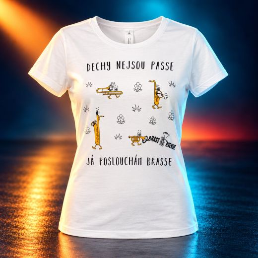 Bílé dámské triko s nápisem Dechy nejsou passé, já poslouchám Brasse na pódiu
