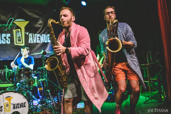 Saxofonista v růžovém županu a saxofonista ve vzorované košili