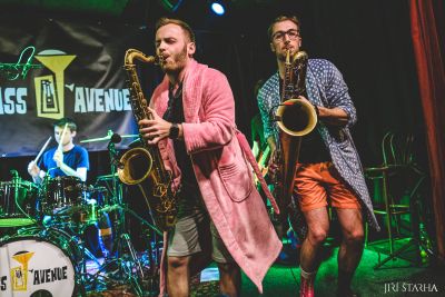 Saxofonista v růžovém županu a saxofonista ve vzorované košili